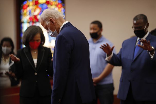 Biden takes a knee in first non-virtual campaign event since March